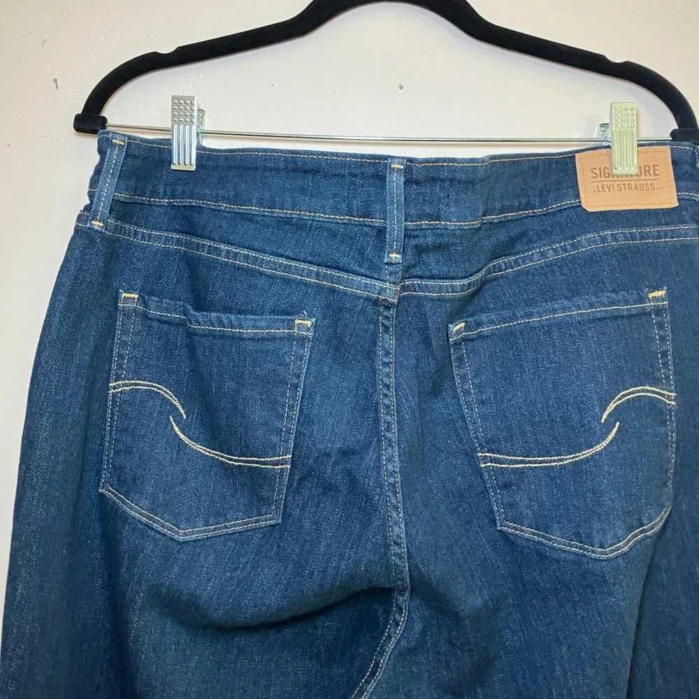 Signature by Levi Strauss Mid Rise Woman's Size 30 Bootcut Dark Wash Jeans